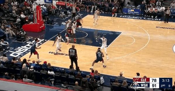 看着就尬！球哥空篮居然不进！
在今天NBA常规赛骑士对阵奇才的第三节比赛中，鲍尔