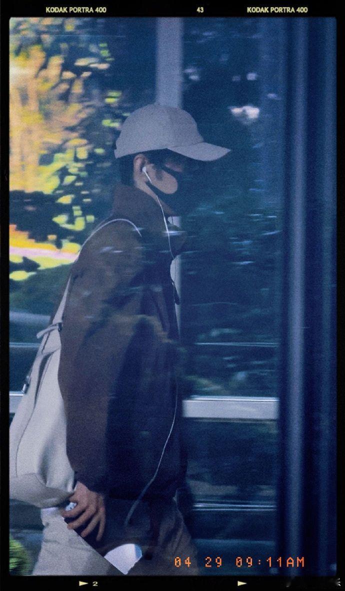 肖战青岛出发机场路透肖战飞北京了肖战青岛机场出发肖战青岛机场出发，一路低调赶路，