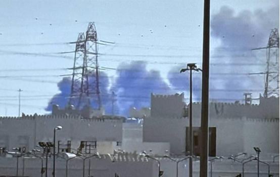 特拉维夫到处都在爆炸，反美斗士内贾德身亡，伊朗完全炸疯，说明第一时间知道哈梅内伊