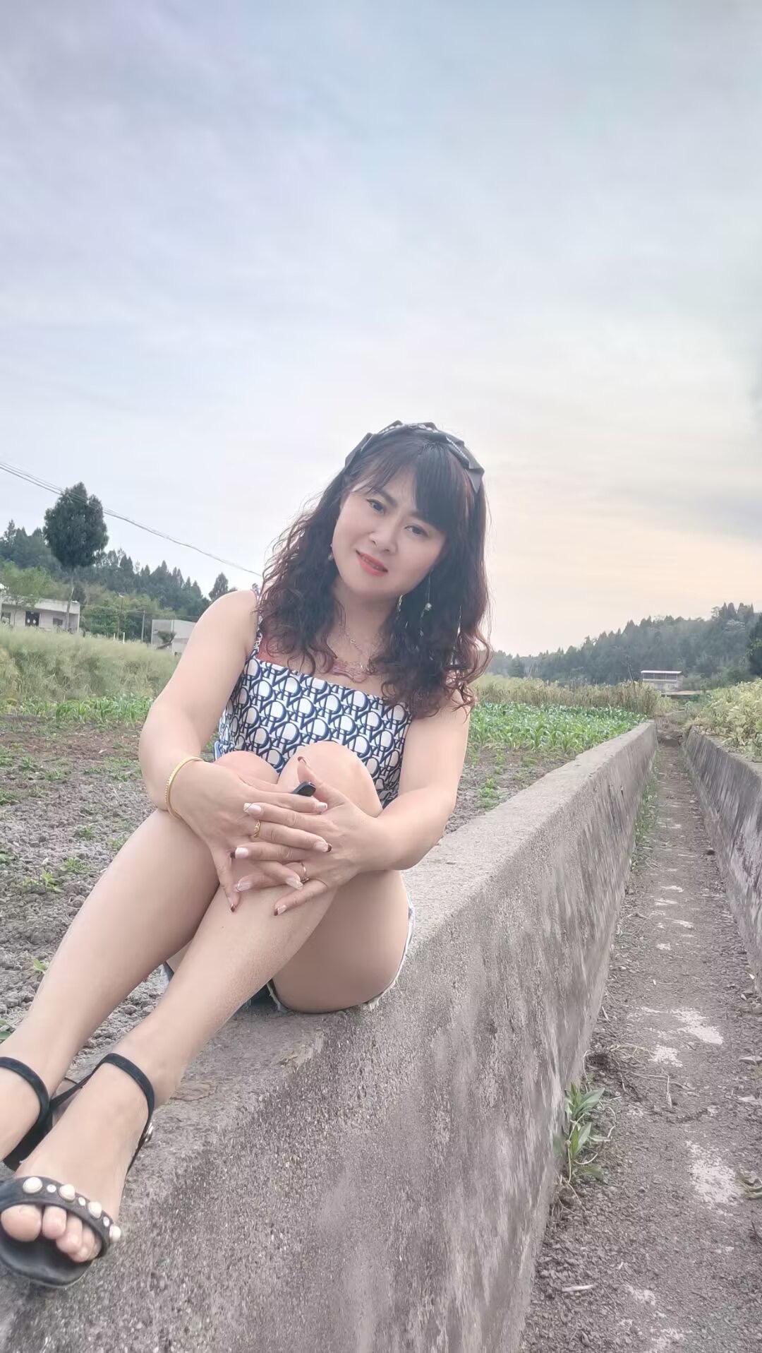 “别人再好，与我无关；你再不好，我都喜欢；承蒙你出现，够我欢喜一辈子！”