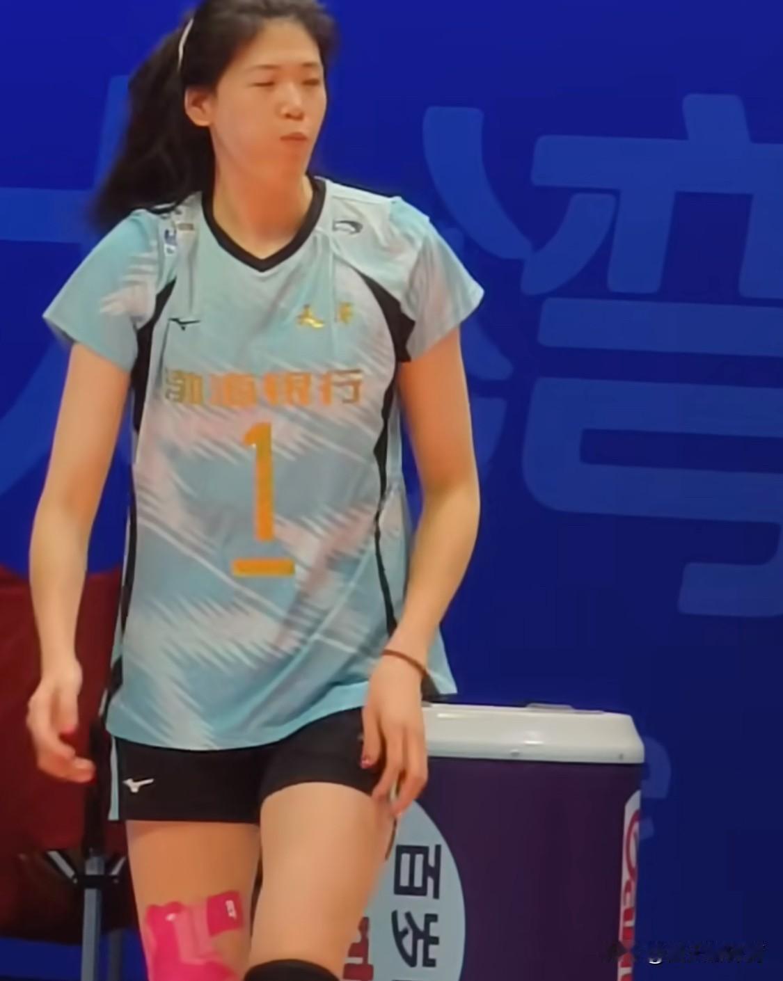 感觉天津女排扮猪吃老虎！前两局双方在互相试探，在为后面的淘汰赛做准备，让主力打了