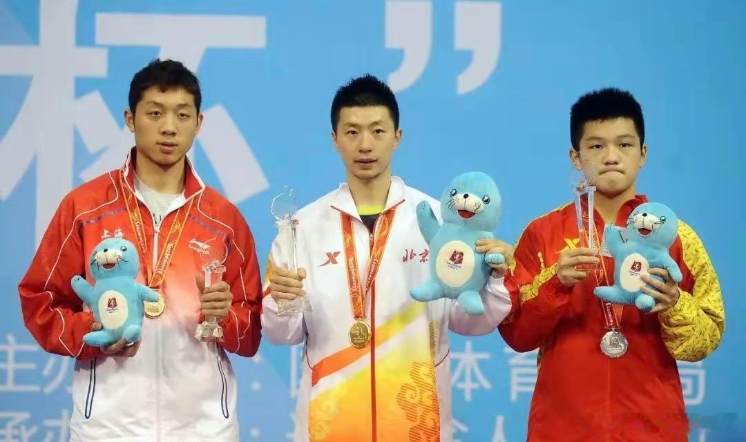 2013年樊振东第一次打全运会，这年龄差距都写在脸上，抿着嘴像手中的玩偶一样稚嫩