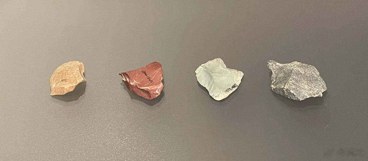 新疆博物馆有通天洞遗址出土的石器，属旧石器时代的遗存，年代在距今4.5万年左右。