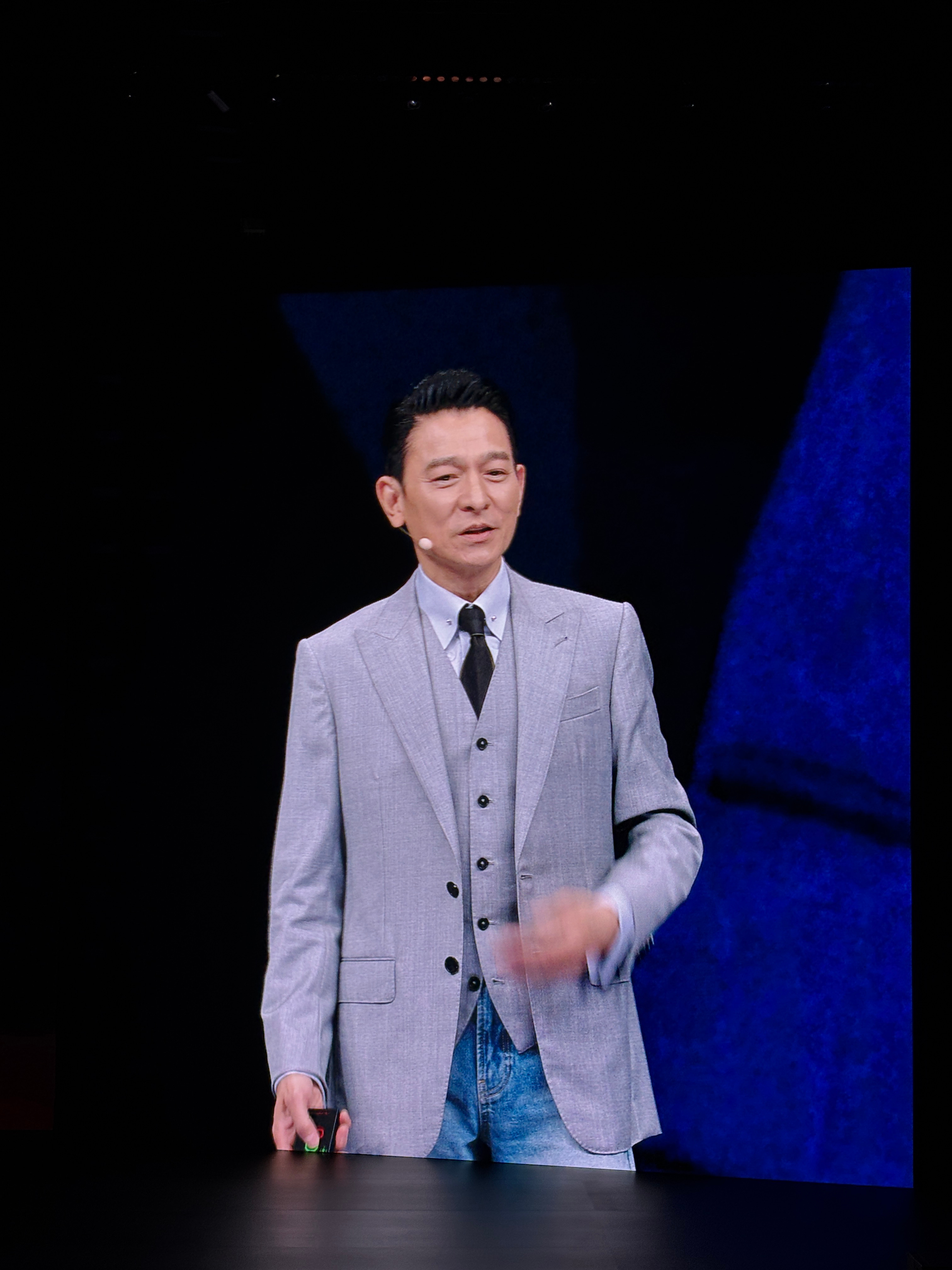还快感谢我 请你们看偶像刘德华[doge]刘德华华为发布会现场唱非凡 ​​​