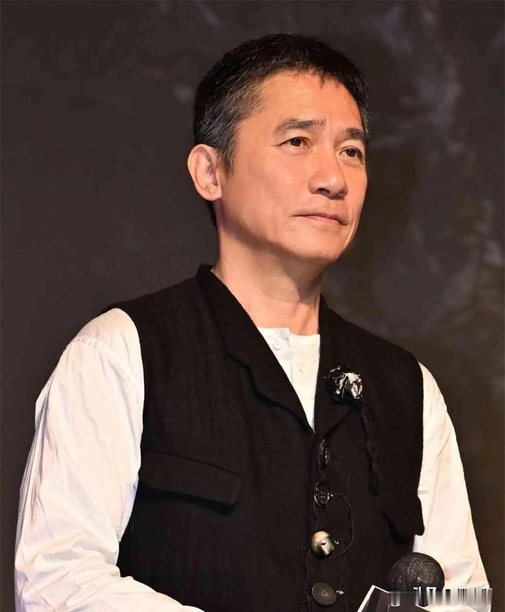 主持人问梁朝伟:“你现在接片越来越少了，原因是什么？”梁朝伟说:“因为没有有趣的