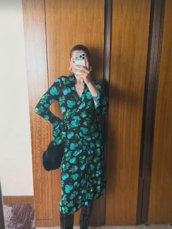 JessieJ晒与袁咏琳合照歌手2026 节目组用心准备鲜花迎接回归，细节满满，