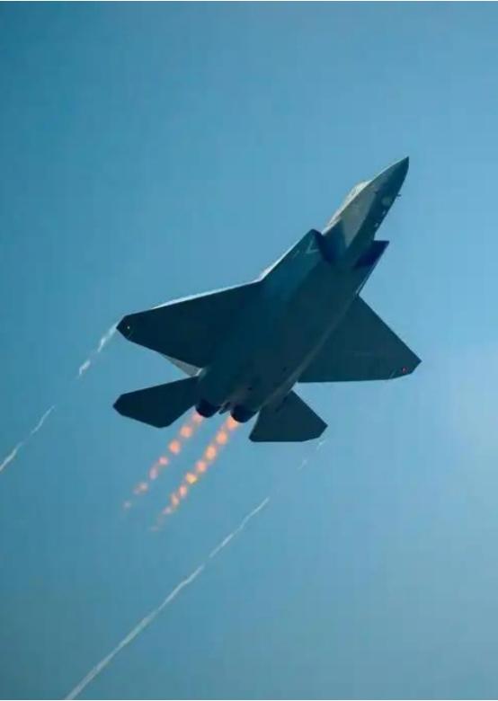 任何一个国家的四代机都可以击落中国的五代机歼20，而美国不但找到了歼20的弱点，