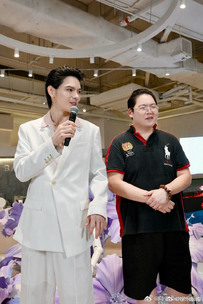向佐被路人认出说自己是萧敬腾郭碧婷给向佐拍照一家人温馨出游记录曝光！郭碧婷全程细