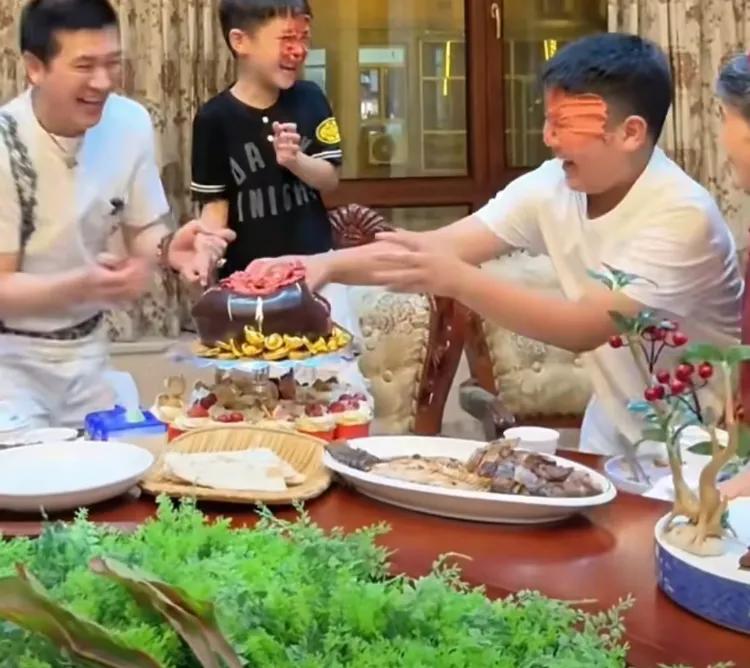 黄圣依的两个儿子放暑假了，杨子带着孩子们回家看望奶奶。大儿子安迪一下车就跑去找奶