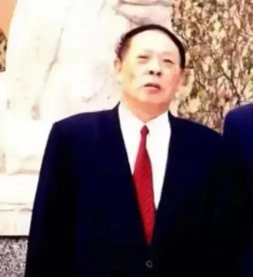 1984年，贺子珍病逝，给她送行的人群中，有一男子不停大声哭喊着四个字，特别引人