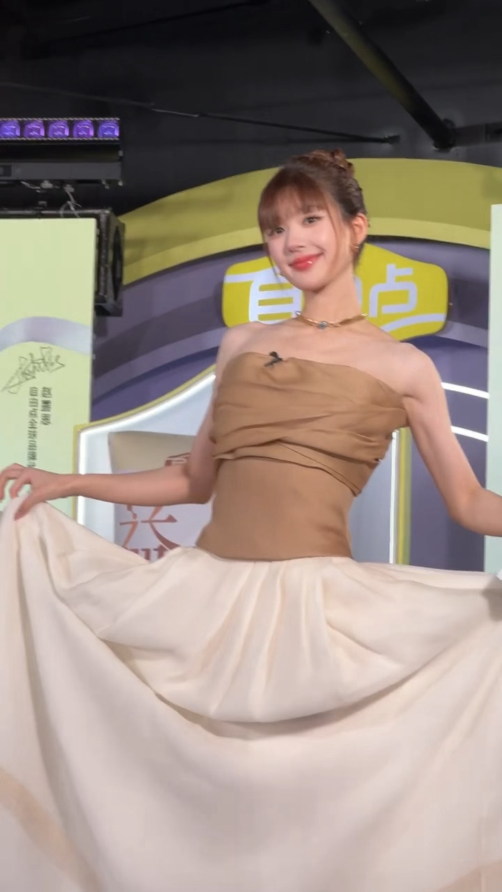 提裙👗的公主小露
