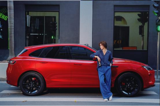 问界太懂女生了吧！问界新M5 Ultra新出的车色跃影红简直像大件的「时尚单品」