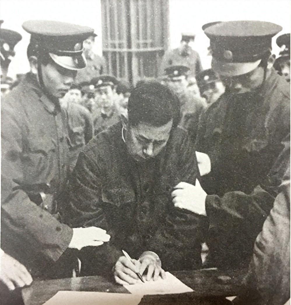 县委书记因贪污六万九千元被判死刑，有人为其求情，陈云坚决反对：必须执行枪决！
1