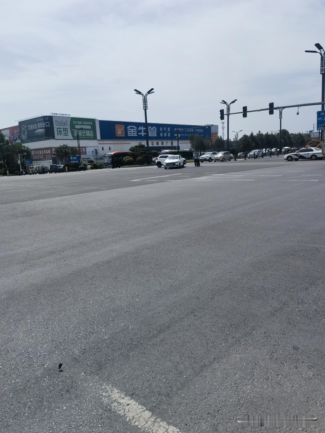 这起交通事故，应该是谁的责任呢？
生活中，大家都会遇到各种各样的交通事故，毕竟很