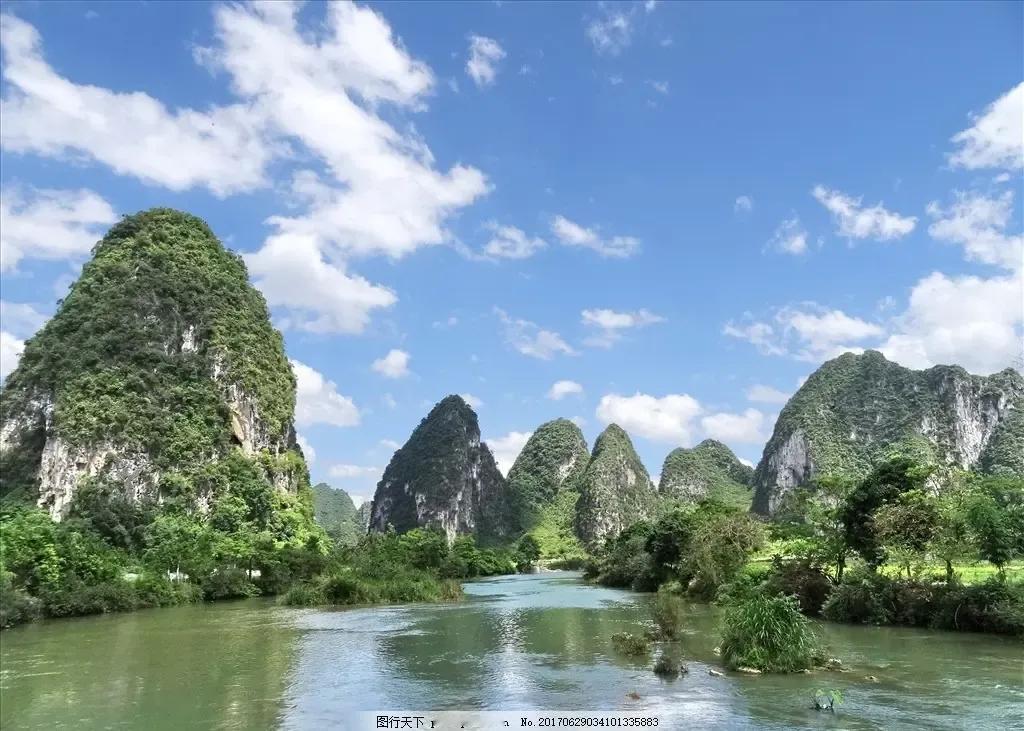 今天晚上也还在下雨，不能出去跳广场舞，老公在家看电视，我一个人去地下车库去走了三