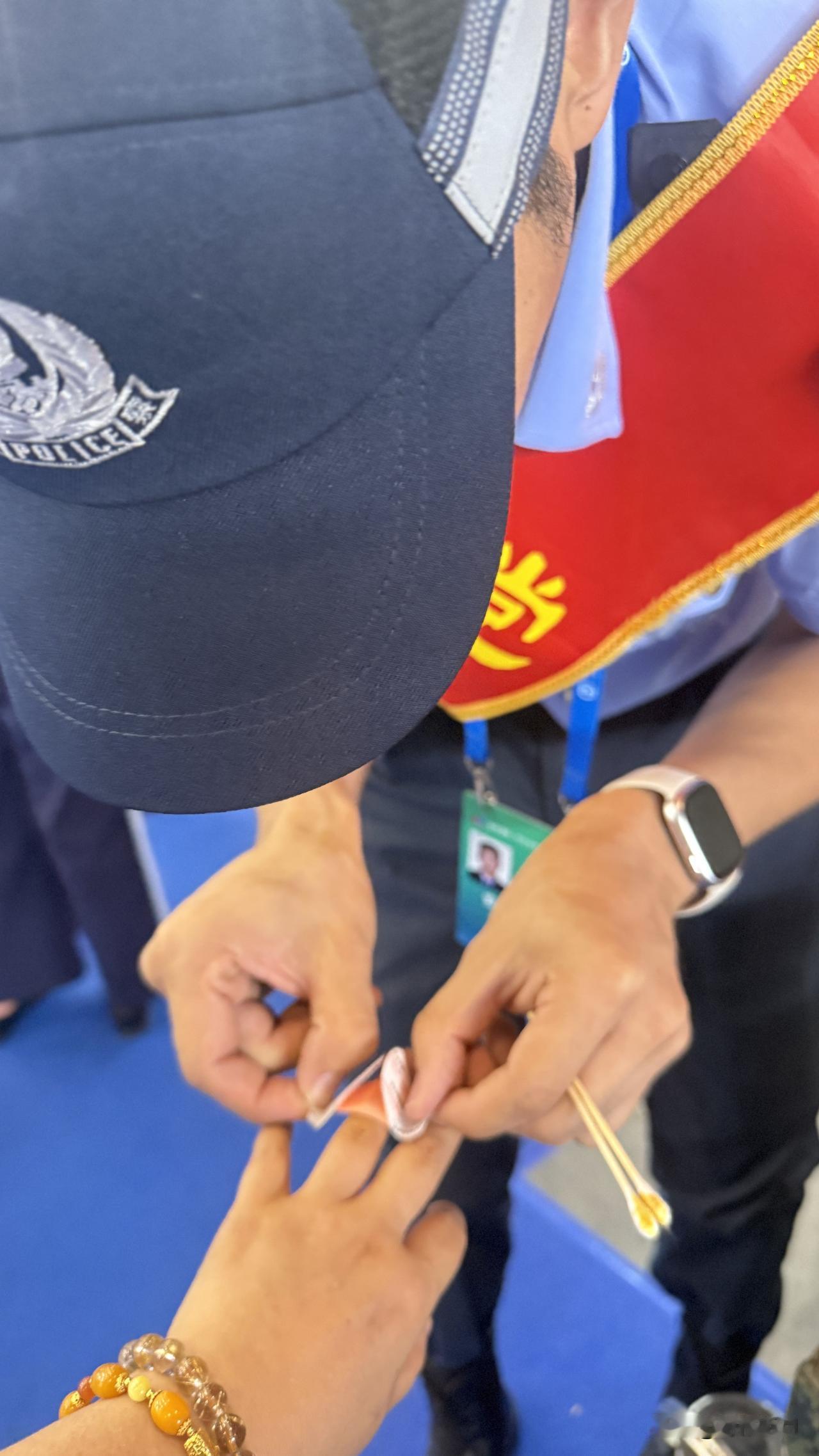 去过那么多地方，新疆警察是我见过最贴心最优秀的公职人员[赞][赞][赞]逛展馆手