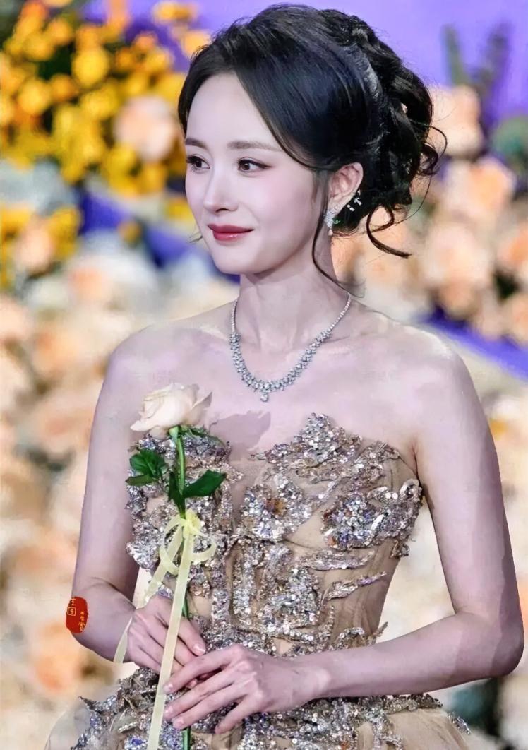 39岁杨幂现身第38届百花奖闭幕红毯，一身香槟金高定礼服出圈，就算顶光怼脸拍，生