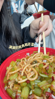 麦迪娜说炒米粉是新疆女孩的热爱  麦迪娜在机场吃炒米粉的视频，让我对这道新疆美食