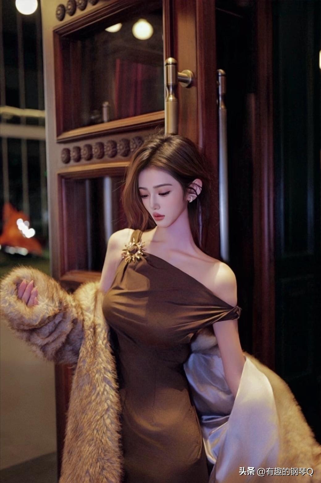 优雅复古风，棕褐色连衣裙搭配毛绒外套，尽显时尚魅力！
清秀美少女