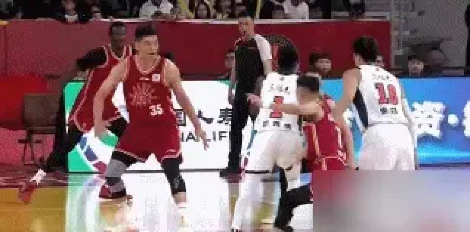 山东队包夹徐杰，反而让他拿22分
 
徐杰第一节只打3分钟，山东队觉得掐住了他。