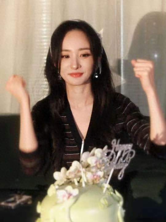 杨幂0912生日快乐！吹蜡烛许愿，把蛋糕上的祝福分给所有人
