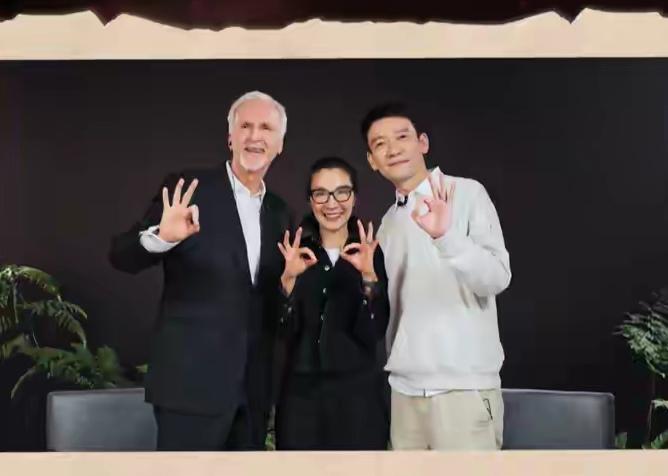 《流浪地球3》请了杨紫琼参演。
郭帆宣布杨紫琼参演的《流浪地球3》里面的角色已经