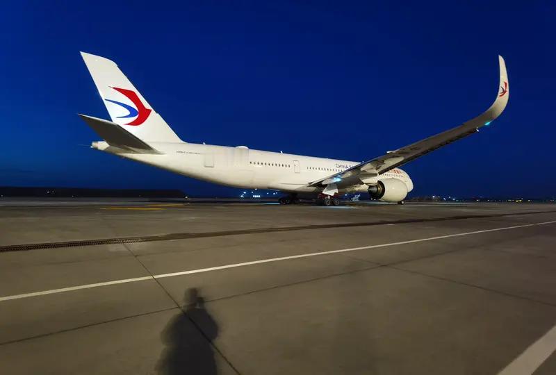 纽约飞上海东航MU588起飞前遇旅客严重扰序事件，涉事旅客被带离后清舱重新安检，