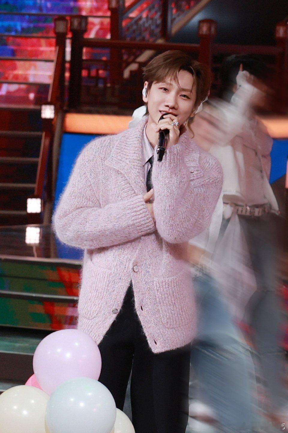 汪苏泷辽宁春晚像回家走亲戚辽宁春晚串门既视感拉满！汪苏泷一开口，比亲戚给的红包还