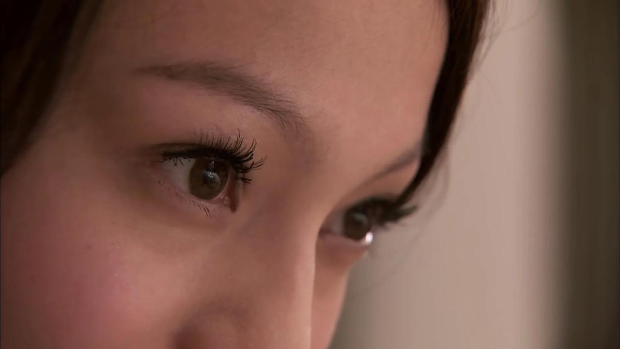 以前电视剧演员涂的睫毛膏，很多都有苍蝇腿，但看着很自然。
#公主小妹#