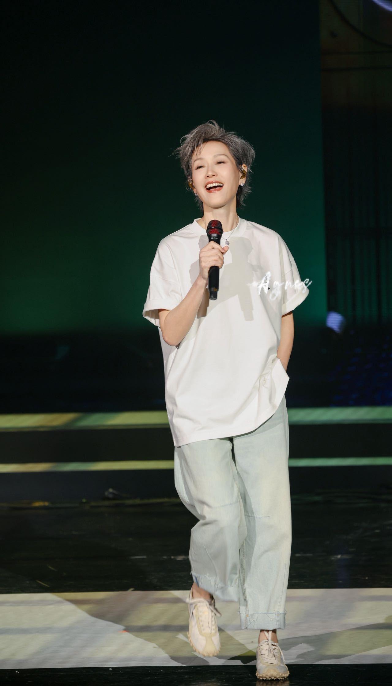 六旬老太勇闯内娱这位六旬老太是俺家宝宝来的，请大家多多关照 ​​​