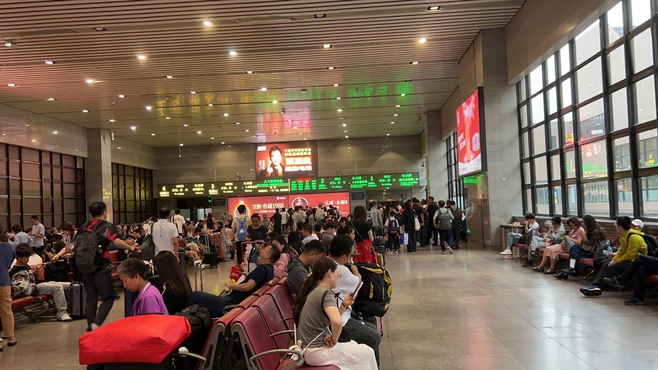 坐高铁还是不吃泡面了吧！

今天又出发，坐高铁去成都了！

不知这趟旅途愉快不[