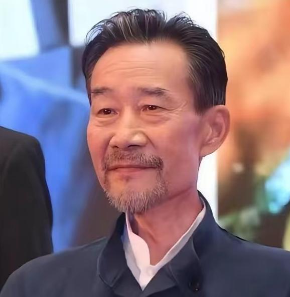 泪目了！72岁的李雪健已经完全听不见了，即使这样他却说：只要是有意义的戏，哪怕只