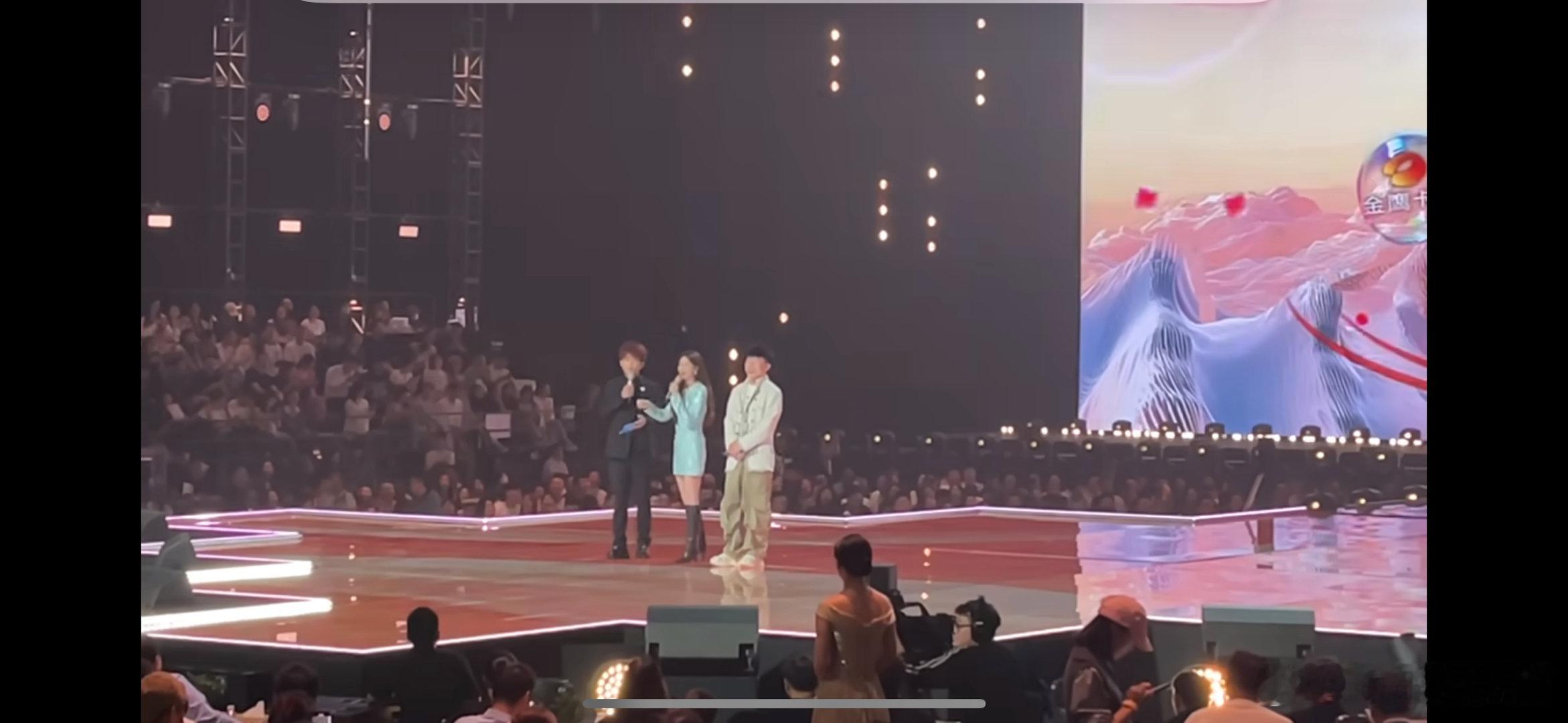 #胡彦斌劝蹭流量的不要来再见爱人##胡彦斌 蹭流量的不要来再见爱人# 胡彦斌严肃