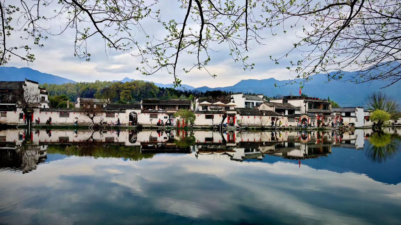 1. 红笼映碧水，春入画中来。新的一年，愿家家平安，人人顺遂，日子过得像这湖水一