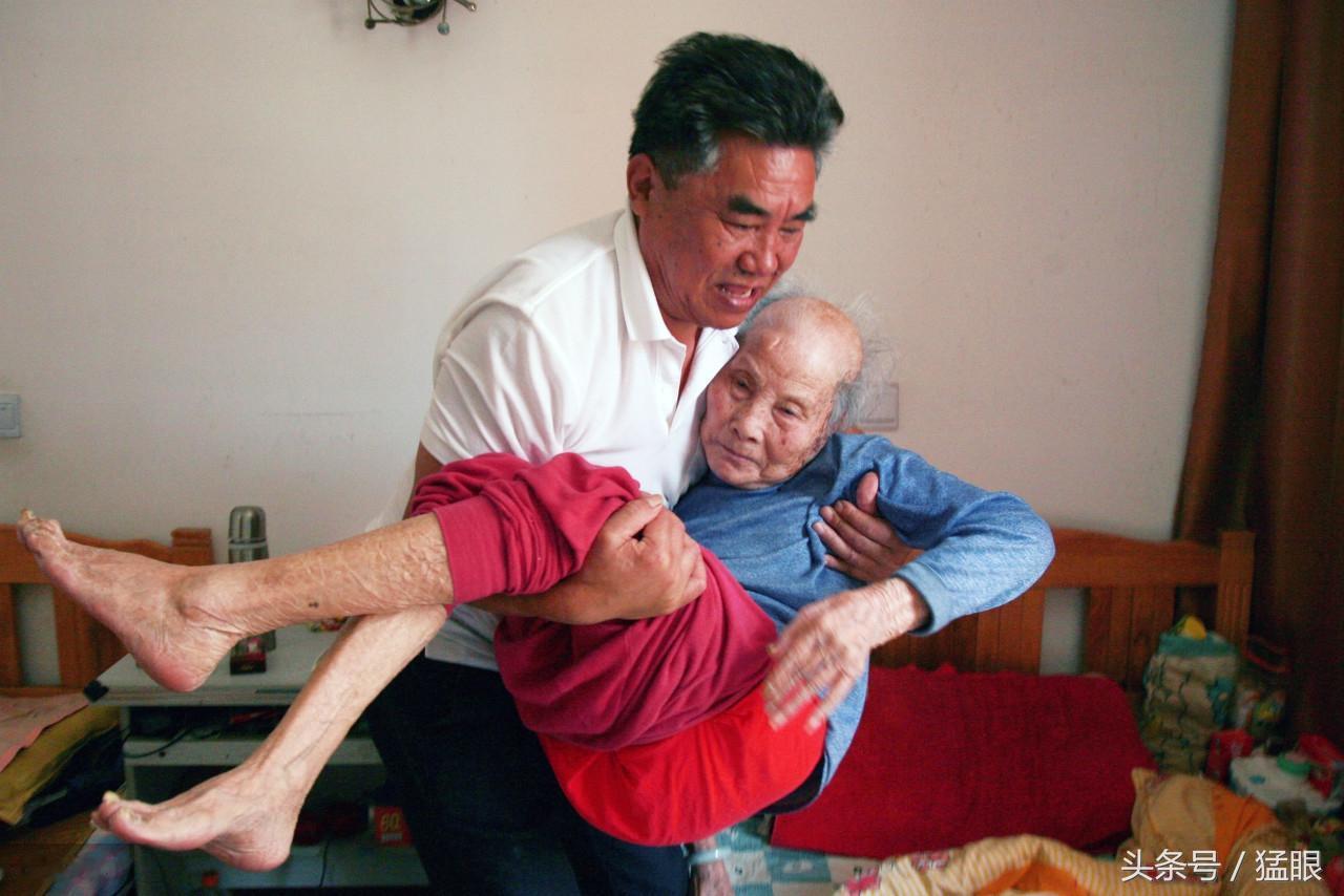 周一通报上周考勤情况，其中有位班子领导请假五天，通报一出，底下座区一片嘘唏。
原