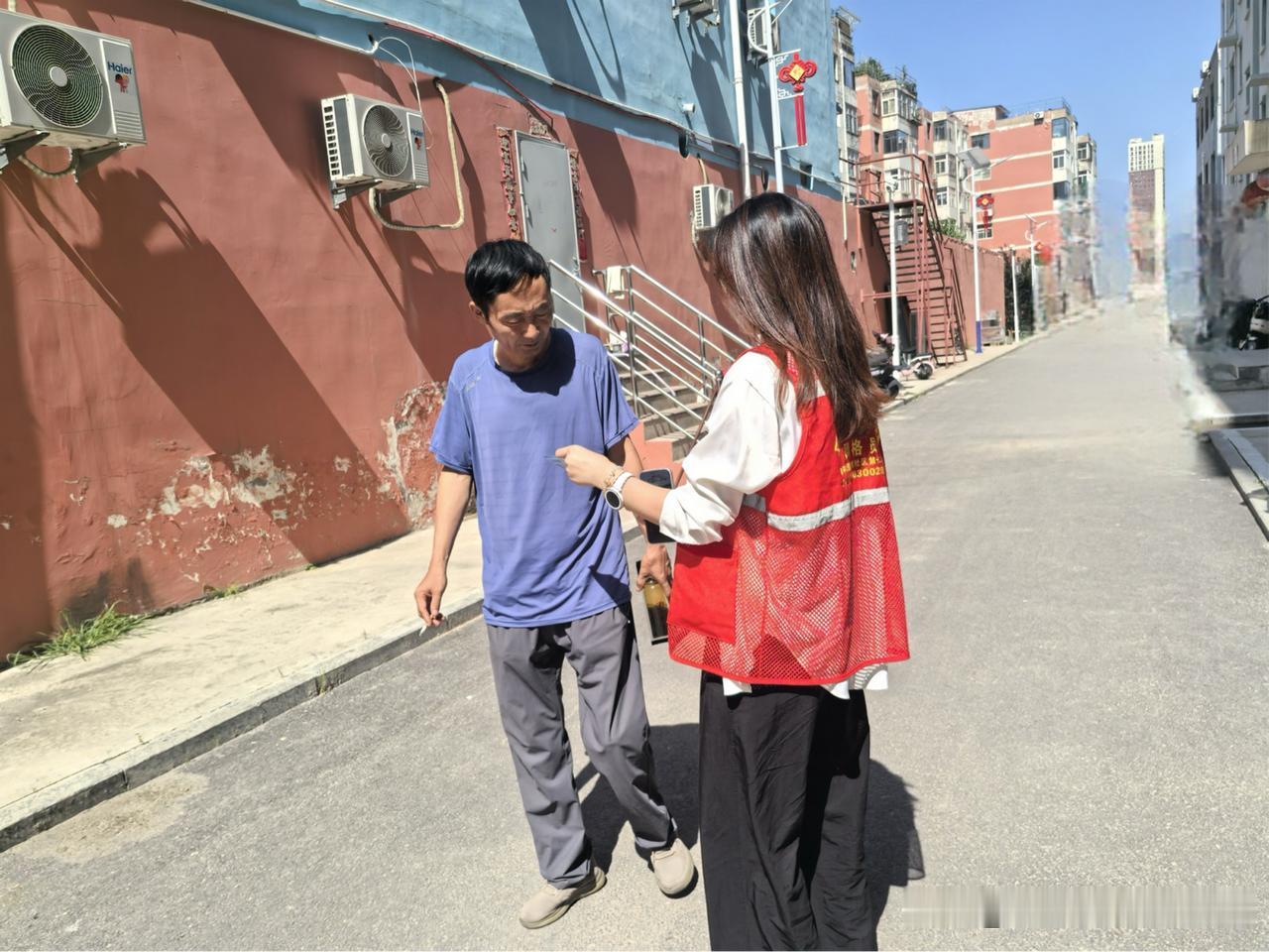 反诈宣传全覆盖！万柏林区西线社区筑牢居民安全防线
 
近日，太原市万柏林区和平街
