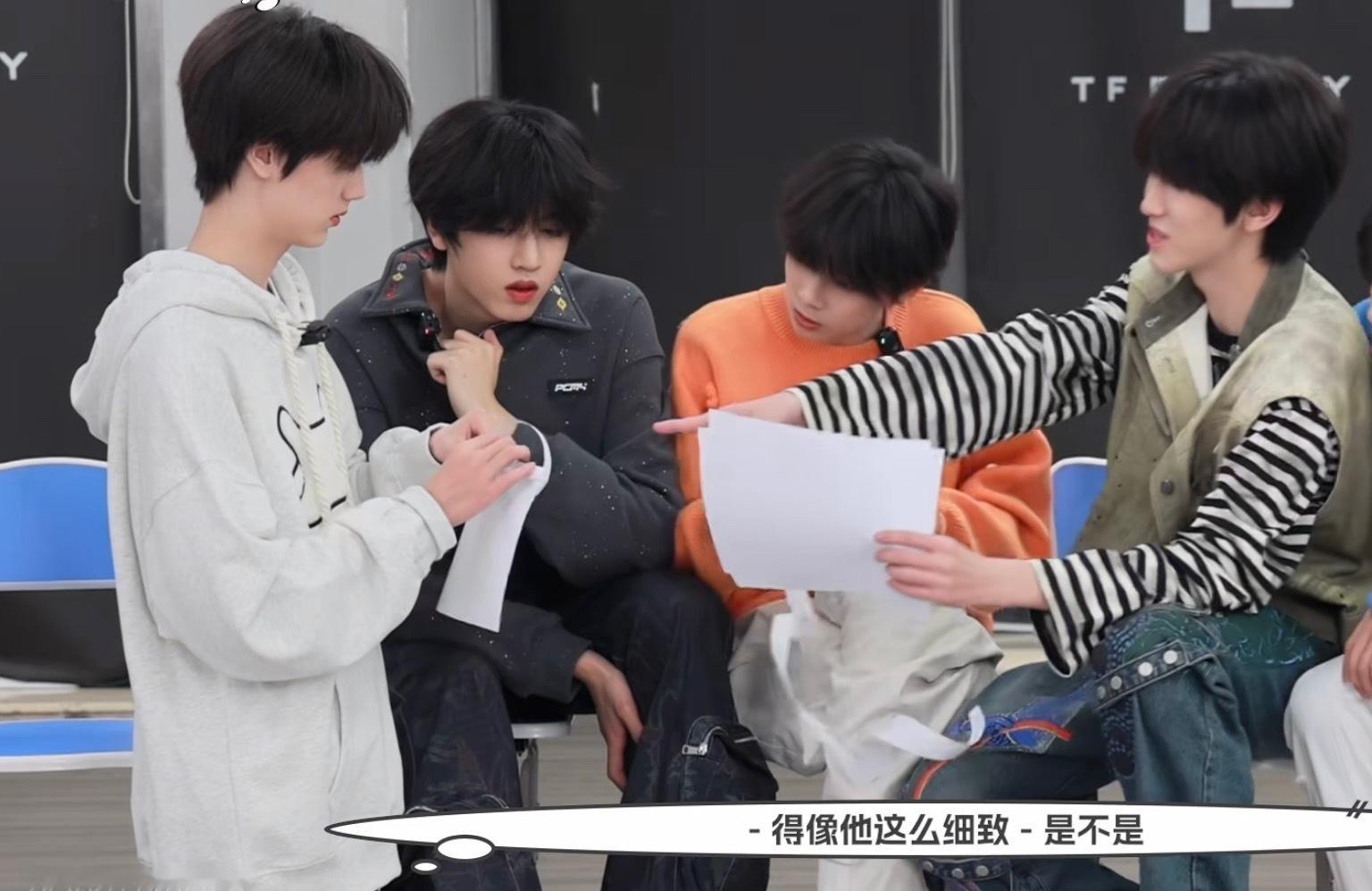 外人眼里东东平常看起来会有点大大咧咧的，很多fo里的形象像是风风火火穿过各个街头