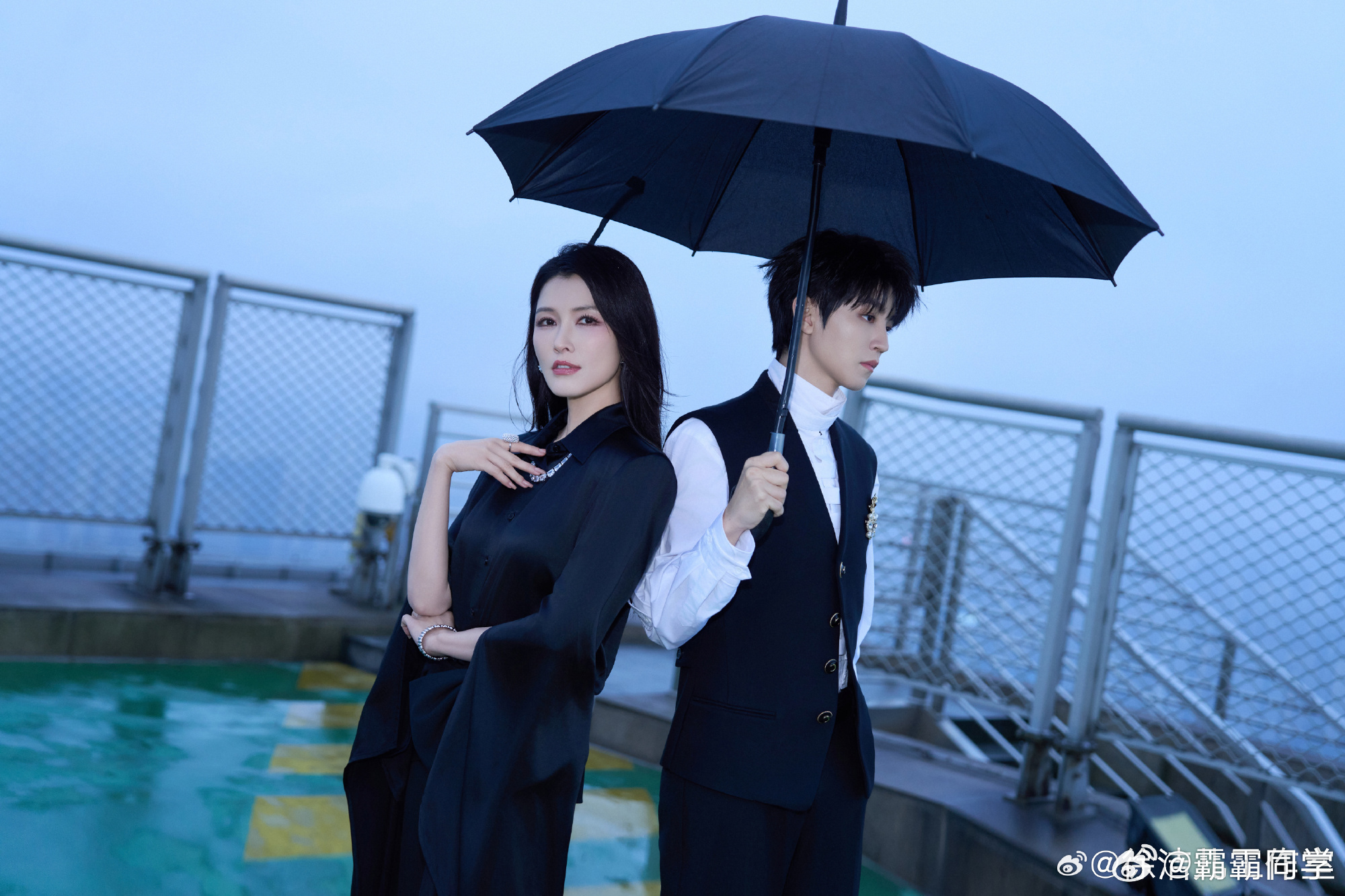 王俊凯徐洁儿天台见徐洁儿王俊凯豪门姐弟 天台光影下的同框太绝，王俊凯徐洁儿完美诠