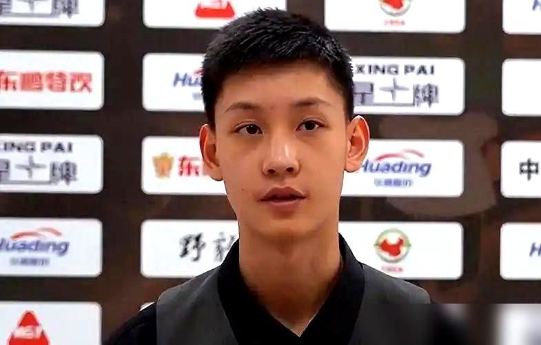 我老盯着王信伯看，看他打球时那张没什么表情的脸。
那杆143打出来，全场都疯了，