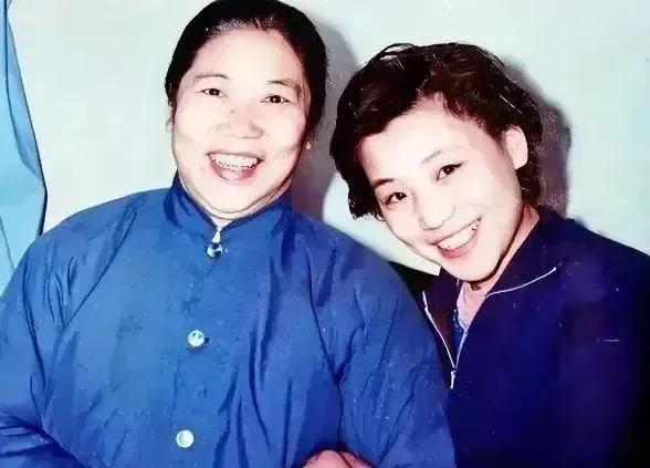 看祖孙两代的精气神，笑容太像了。奶奶是有名望的豫剧大师，小美女在奶奶的传授下，也