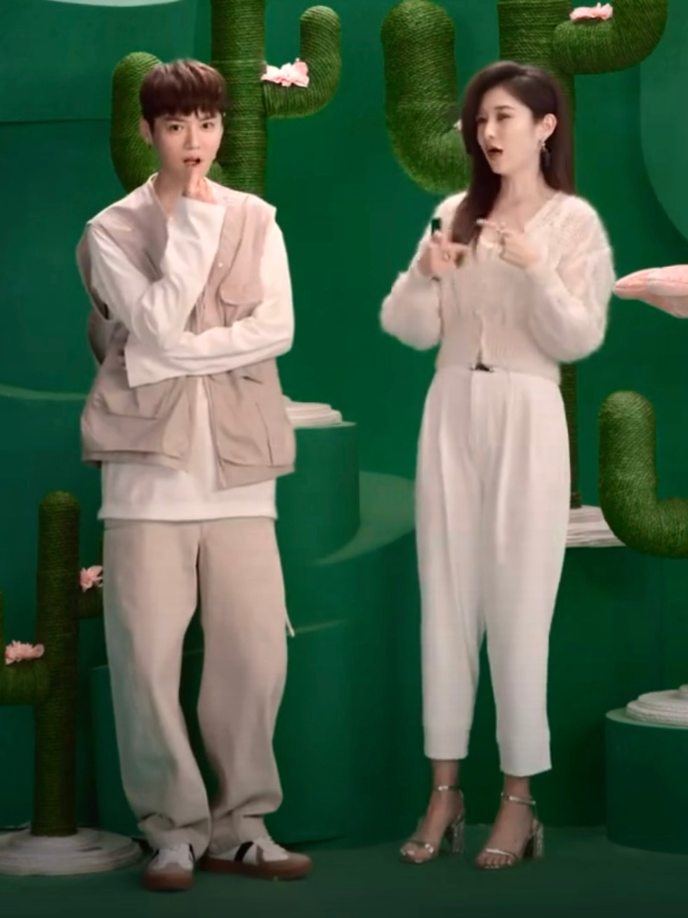 sos 好久好久了 鹿晗脸都够小的了还嘬腮