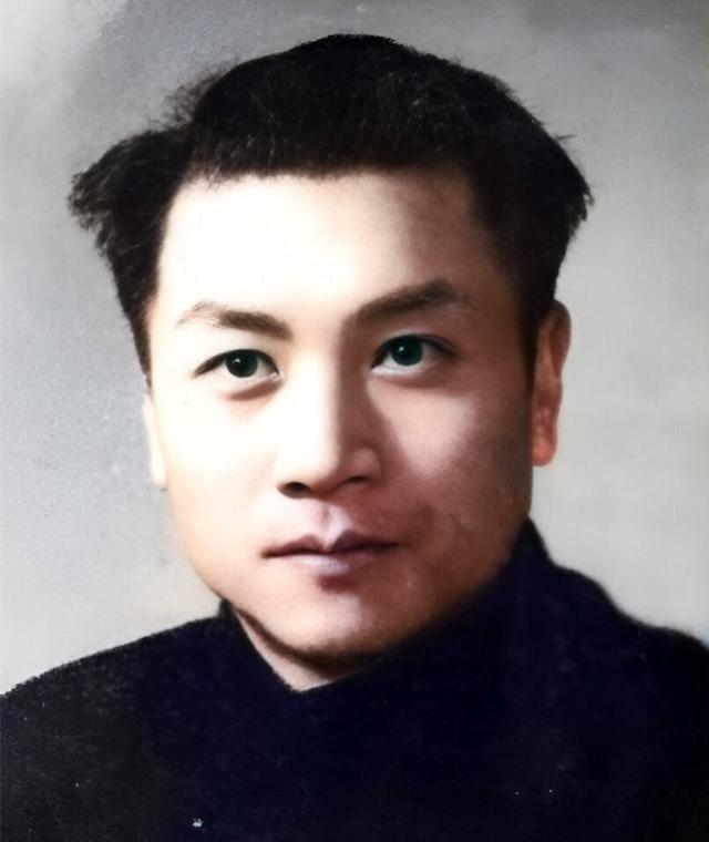 1944年，一地下党入狱后被汉奸认出，只好求狱友将他勒死，没想到，将死之时，他却