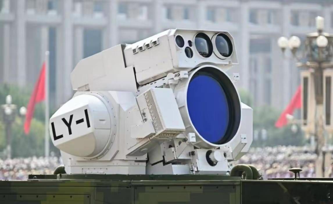 军舰民船齐上阵！燎原-1让登陆战攻防兼备在今年的九三阅兵中，燎原-1激光武器首次