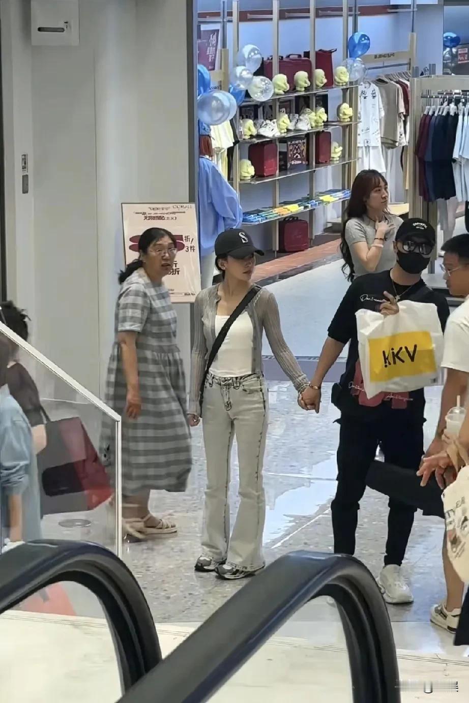 汪峰不只是会唱歌 很懂女人 很有才 讲话谈吐也很好 很有男人有魅力 别只看表面