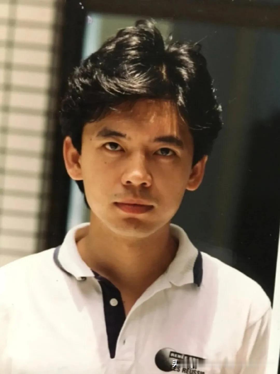 他出生于1962年，17岁在成都轻工业局做绘图设计工作，但命运最终还是将他引向了