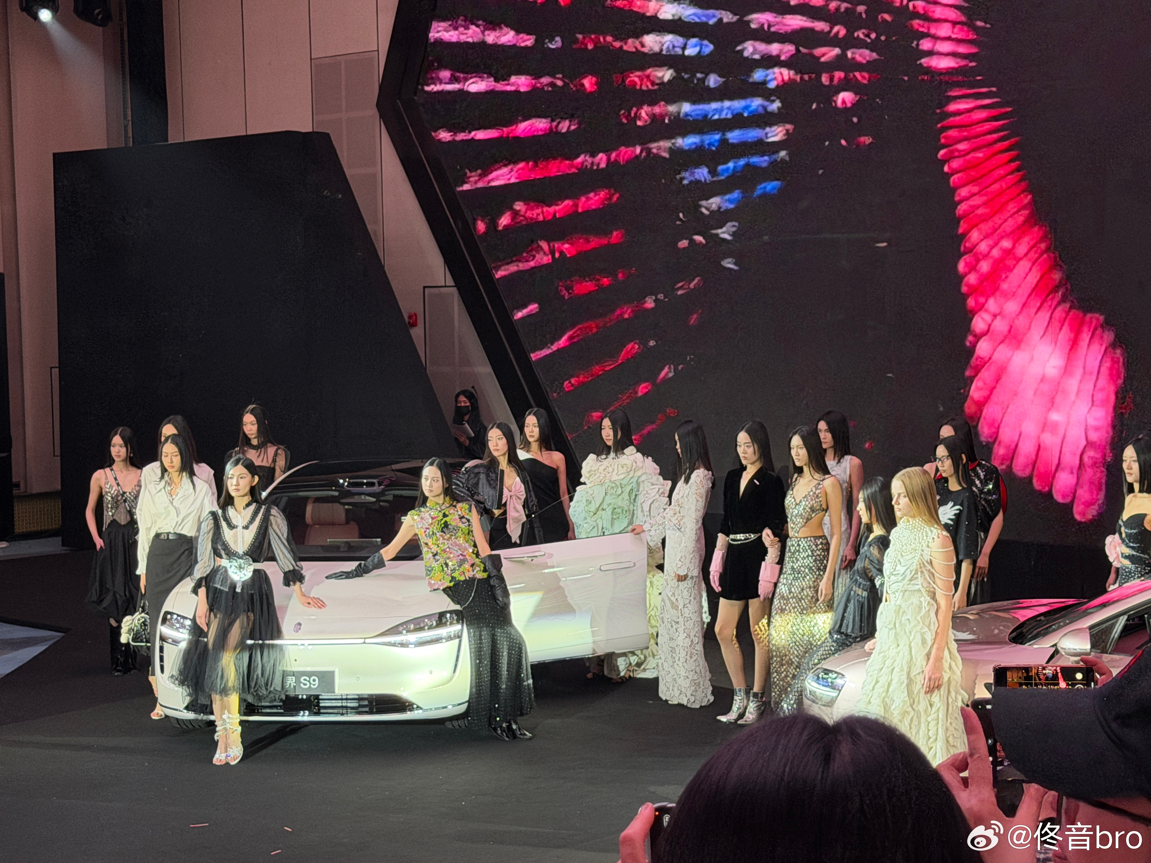 享界粉白新车色亮相北京时装周AW2026北京时装周，享界粉白新车色亮相这两个颜色