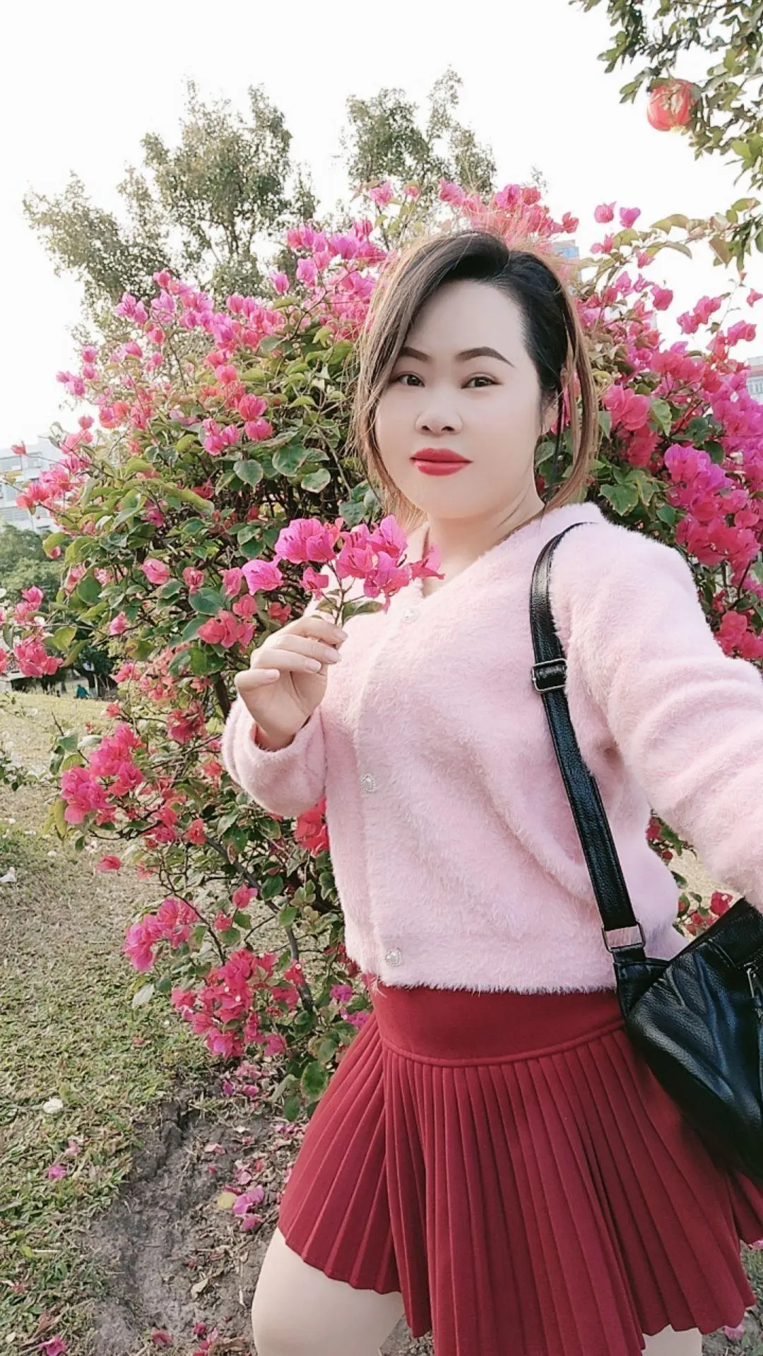 所有的节日和快乐都与我无关，节日都是留给幸福的人，我只是个沉默不语的看...