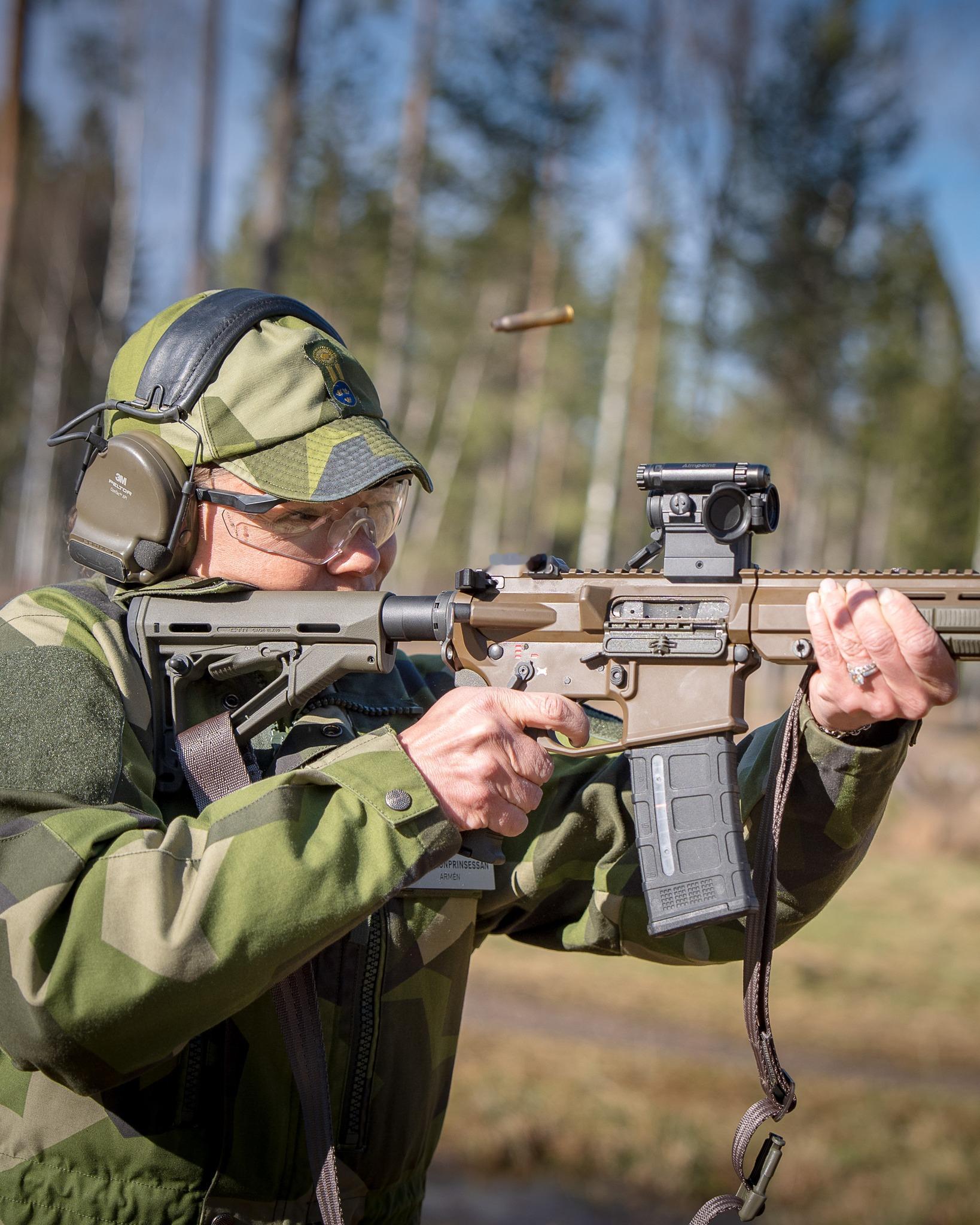 瑞典王储体验AK24步枪烽火问鼎计划