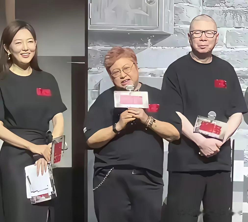 看冯导的这表情，莫非他事先已经有了一点不祥的预感了吗？话说冯导这些年也有些江河日