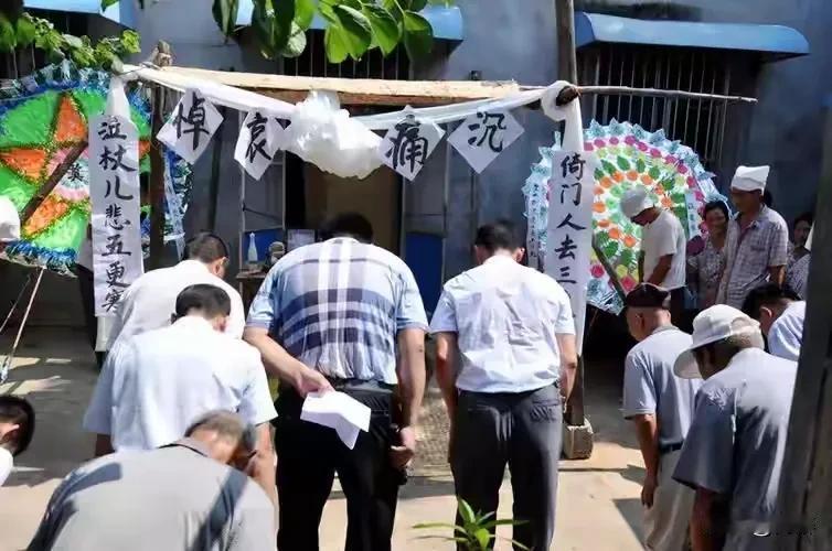 堂弟的岳母去世后，他把我们堂兄弟姐妹全请了，但却有很多人没有去，堂弟见状直呼：如